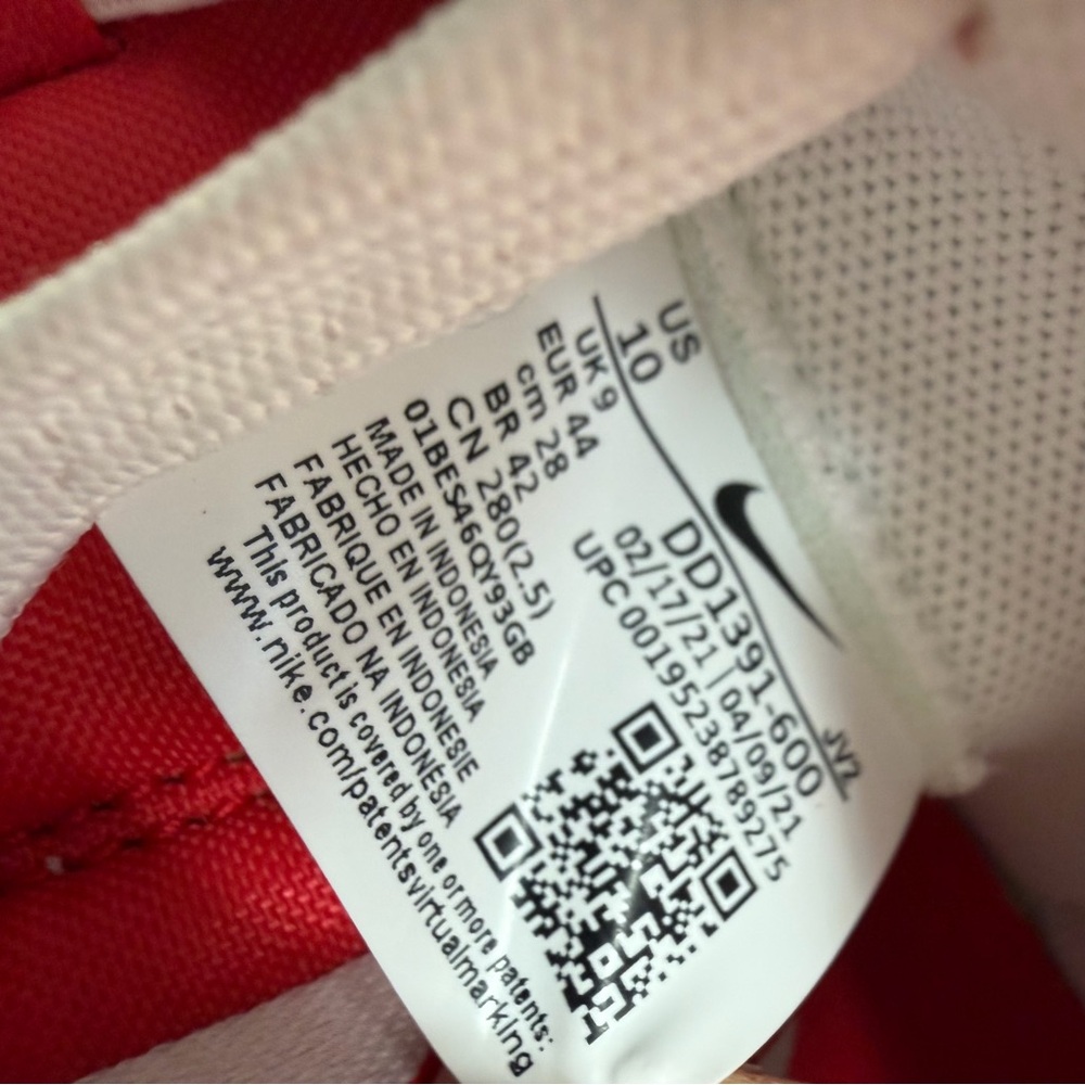 Men’s Nike Red and White Athletic Sneakers - Picture 6 of 8